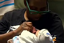 Un bébé naît dans son sac amniotique