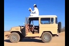 (Vidéo) Arabie Saoudite: Ils se filment sur le toit de leur voiture qui roule sans conducteur