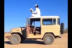 (Vidéo) Arabie Saoudite: Ils se filment sur le toit de leur voiture qui roule sans conducteur (Vidéo) Arabie Saoudite: Ils se filment sur le toit de leur voiture qui roule sans conducteur