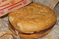 Un hamburger vieux de 20 ans sans moisissure Un hamburger vieux de 20 ans sans moisissure