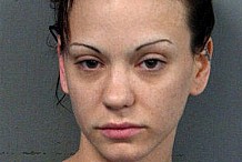La strip-teaseuse pratique une fellation à un gamin de trois ans et fait une sex-tape avec un chien