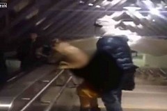 Une femme tient son bébé tout en ayant des relations sexuelles en public (vidéo) Une femme tient son bébé tout en ayant des relations sexuelles en public (vidéo)