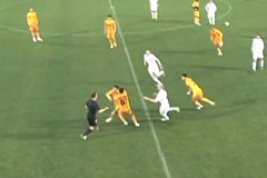 (Vidéo) Kazakhstan: Expulsé, un joueur fou de rage course l’arbitre et l’oblige à arrêter le match