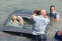 (Vidéo) Deux policiers sauvent de la noyade une femme coincée dans sa voiture