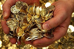Israël : des plongeurs découvrent un trésor de 2 000 pièces d'or vieilles d'un millénaire dans le port antique de Césarée
