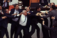 (Vidéo) Turquie: Les députés s’écharpent à nouveau en plein Parlement (Vidéo) Turquie: Les députés s’écharpent à nouveau en plein Parlement