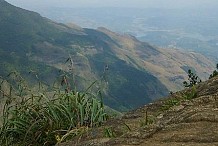 Il recule pour prendre une photo, tombe d'une falaise de 1.200 mètres, et s'en sort