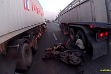 (Vidéo) Un scooter manque de se faire écraser à 3 reprises