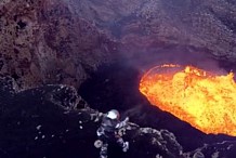 Ils explorent le cratère d’un volcan en activité au Vanuatu