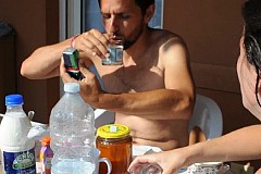 Il photographie tout ce qu’il touche avec sa main droite depuis 2004 et compte s’arrêter en 2040 Il photographie tout ce qu’il touche avec sa main droite depuis 2004 et compte s’arrêter en 2040