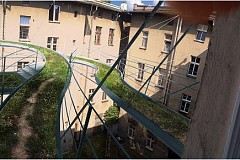 Une passerelle aérienne originale pour relier deux bureaux en Pologne Une passerelle aérienne originale pour relier deux bureaux en Pologne