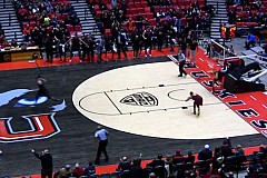 (Vidéo) Il casse le panier après un dunk rageur