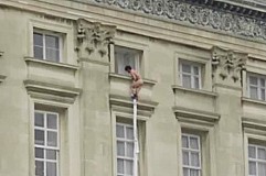 (Vidéo) Angleterre: Un homme nu s’échappe du Buckingham Palace (Vidéo) Angleterre: Un homme nu s’échappe du Buckingham Palace