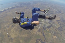 (Vidéo) Il fait une crise d'épilepsie en plein saut en parachute