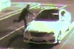 (Vidéo) Irlande: Une tentative de vol de voiture ridiculement ratée (Vidéo) Irlande: Une tentative de vol de voiture ridiculement ratée