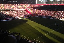 Angleterre : (Vidéo) Un couple s'envoie en l'air dans le rond central d'un terrain de foot de D2 anglaise.