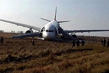 (Vidéo) Un avion rate son atterrissage au Népal