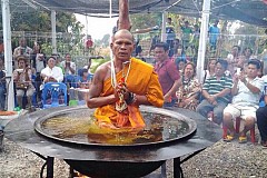 Thaïlande: Incroyable ! Un moine en pleine méditation dans de l’huile bouillante au feu (Photos+vidéo)
