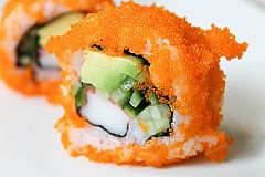 Sushis de crabe et avocat en rouleaux californiens