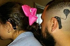Pour soutenir sa fille sourde, ce père se fait tatouer un appareil auditif sur le crâne Pour soutenir sa fille sourde, ce père se fait tatouer un appareil auditif sur le crâne