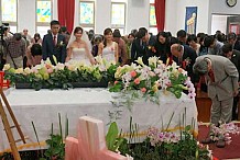 Incroyable : un mariage et un enterrement célébrés en même temps dans une messe. La messe la plus extraordinaire du monde.