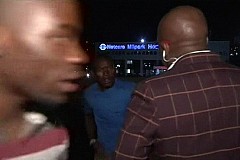 (Vidéo) Afrique du Sud: Ce journaliste et son équipe se font agresser juste avant le direct à la télévision (Vidéo) Afrique du Sud: Ce journaliste et son équipe se font agresser juste avant le direct à la télévision