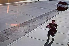 (Vidéo) Etats-Unis: Un homme capturant un bébé d'un an a été filmé (Vidéo) Etats-Unis: Un homme capturant un bébé d'un an a été filmé