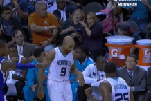 (Vidéo) NBA: Une spectatrice regarde son téléphone et se fait exploser le nez par un ballon