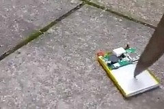 (Vidéo) Il perce la batterie de son smartphone qui explose aussitôt