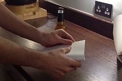 (Vidéos) Comment ouvrir une bouteille de bière avec une simple feuille de papier