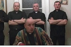 Un curé monte sur le ring et devient une star en Irlande