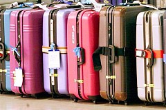 Il met sa femme dans une valise et essaie de passer la frontière. Il met sa femme dans une valise et essaie de passer la frontière.