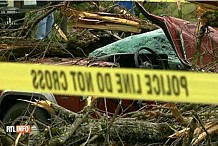 (vidéo) États-Unis: Un arbre tombe sur sa voiture, elle s'en sort indemne 