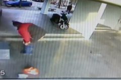 (Vidéo) Un Homme se soulage dans le hall d'un Immeuble (Vidéo) Un Homme se soulage dans le hall d'un Immeuble