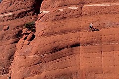 (Vidéo) A vélo sur une falaise, il défie la gravité