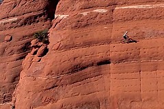 (Vidéo) A vélo sur une falaise, il défie la gravité (Vidéo) A vélo sur une falaise, il défie la gravité