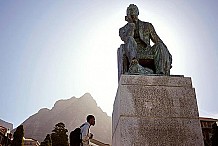 Afrique du Sud: Une statue de Cecil Rhodes couverte de caca