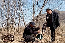 (Photos) Chine: Un aveugle et son ami amputé des mains plantent 10.000 arbres en 10 ans
