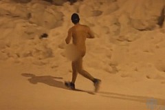 (Vidéo) Canada: Un mystérieux coureur nu intrigue le voisinage (Vidéo) Canada: Un mystérieux coureur nu intrigue le voisinage