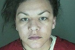 Une femme poignarde une femme enceinte pour lui voler son bébé encore dans le ventre.
Une femme poignarde une femme enceinte pour lui voler son bébé encore dans le ventre.