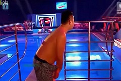 (Vidéo) Pologne: L'érection d'un candidat de Splash crée un énorme moment de gêne