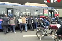 (Photos et Vidéo) Chine: Un homme écrasé par un bus s'en sort vivant