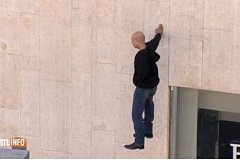 (Vidéo) Un illusionniste suspendu dans le vide (Vidéo) Un illusionniste suspendu dans le vide