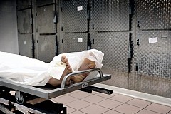 Elle se réveille à la morgue, juste avant l’embaumement Elle se réveille à la morgue, juste avant l’embaumement