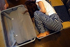 Chine: Il transporte sa petite-amie dans une valise et se fait emprisonner Chine: Il transporte sa petite-amie dans une valise et se fait emprisonner