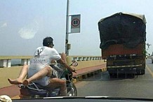 Inde: Un couple s'envoie en l'air sur une moto en marche