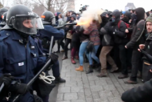 (vidéo) Quebec: Un policier tire au visage d’une jeune femme lors d’une manifestation 