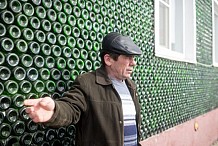 (Photos) Russie: Sa maison est construite avec plus de 12 000 bouteilles de champagne