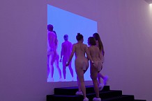 Australie : nus, ils visitent le musée