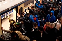(Vidéo) Russie: Une foule de passagers secourt une femme bloquée entre un métro et le quai